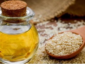 زيت السمسم  الحل الأمثل لمشاكل البشرة والشعر