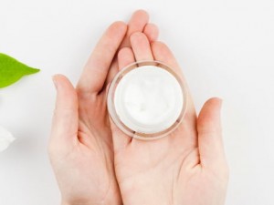 ما هي علامات تمدد الجلد وكيف يمكن التخلص منها