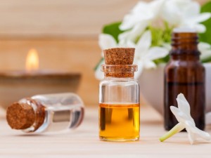 10 من أفضل الزيوت الطبيعية لتطويل الشعر وتكثيفه